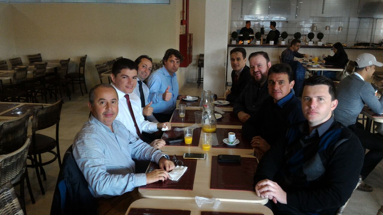 Deputado Anibelli Neto participa de almoço com prefeito Lara de Quatro Barras e o Secretario Nacional da Juventude Assis Filho.