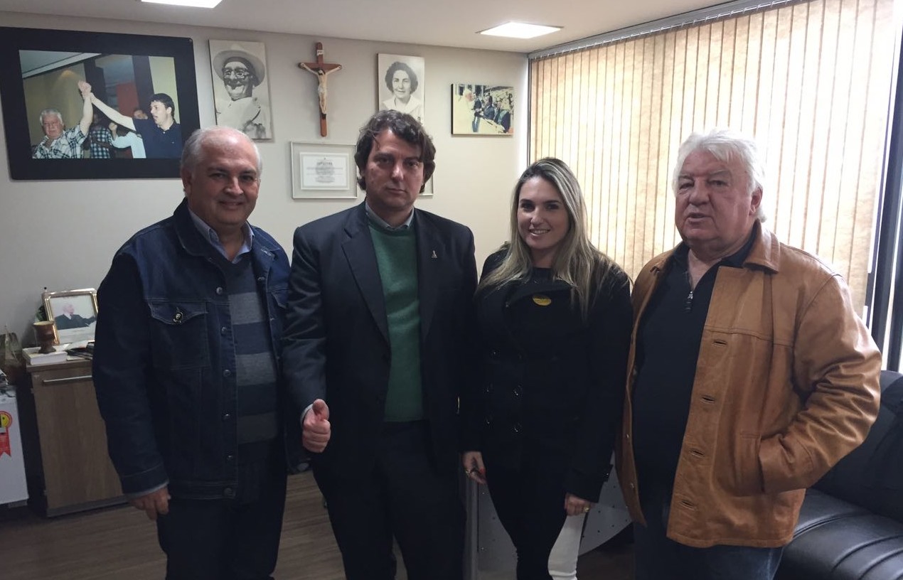  Anibelli Neto recebe visita da vereadora Alana Roveda e Fernando Peppes.