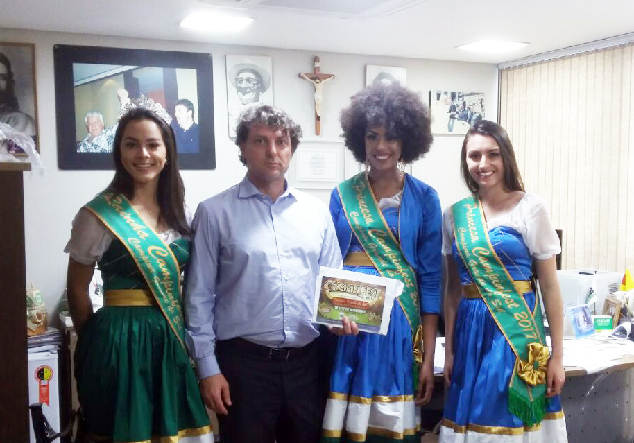 Rainha e Princesas de Campina Grande do Sul convidam o deputado Anibelli Neto para a Campinfest 2017.