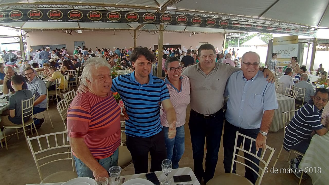 Anibelli Neto encontra amigos em Leilão de Gado em Paranavaí.