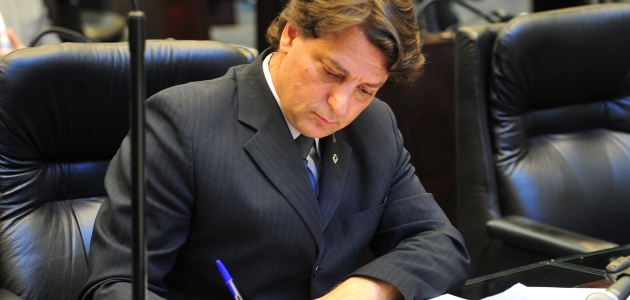 Anibelli questiona governo Richa sobre reajustes na conta de água