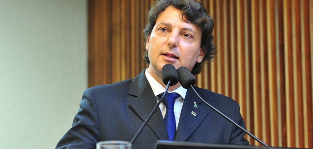 Mudanças na tarifa mínima da água afetaram 1,3 milhão de famílias do PR, denuncia Anibelli