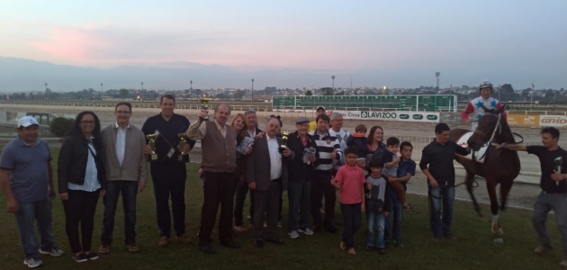 Anibelli Neto entrega troféu para o vencedor do Prêmio Heitor Baggio