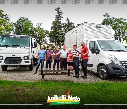 Anibelli participa de entrega de equipamentos em Quatro Barras