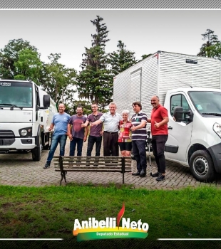 Anibelli participa de entrega de equipamentos em Quatro Barras