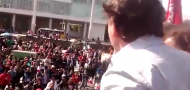 Deputado Anibelli Neto discursa na manifestação em memória ao massacre de 29 de abril