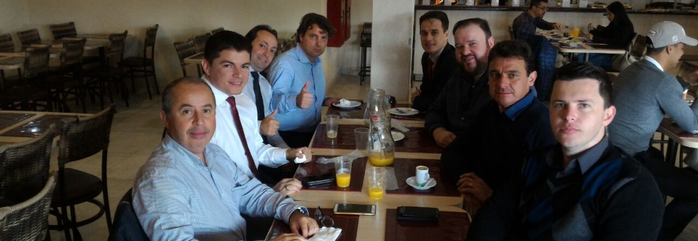 Deputado Anibelli Neto participa de almoço com prefeito Lara de Quatro Barras e o Secretario Nacional da Juventude Assis Filho.