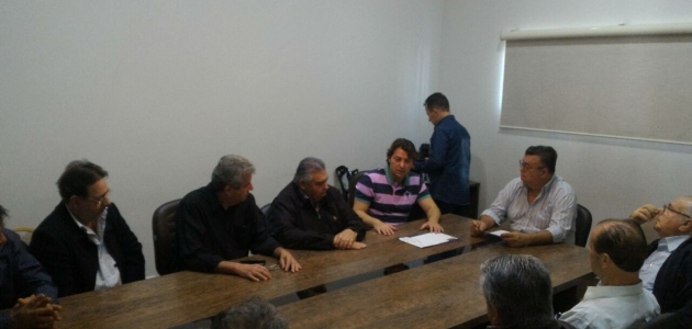 Deputado Anibelli Neto vice-presidente do PMDB do Paraná entrega Nova Comissão Provisória do partido em Paranavaí para Valdir Tetilla candidato a prefeito nas últimas eleições.