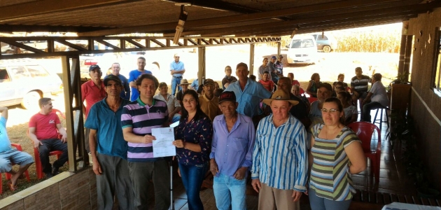 Anibelli Neto entrega Lei de Utilidade Pública para Vila Rural Flor D’Oeste de Goioerê.
