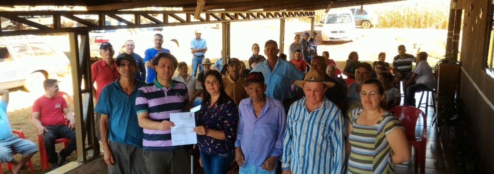 Anibelli Neto entrega Lei de Utilidade Pública para Vila Rural Flor D’Oeste de Goioerê.