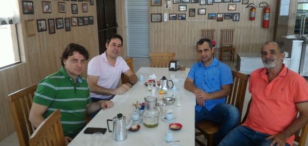 Anibelli Neto encontra-se com os vereadores Artur, Juninho e o ex-vereador Neca Bento.