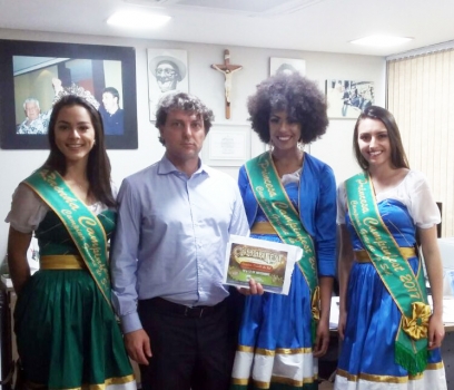 Rainha e Princesas de Campina Grande do Sul convidam o deputado Anibelli Neto para a Campinfest 2017.