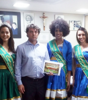 Rainha e Princesas de Campina Grande do Sul convidam o deputado Anibelli Neto para a Campinfest 2017.