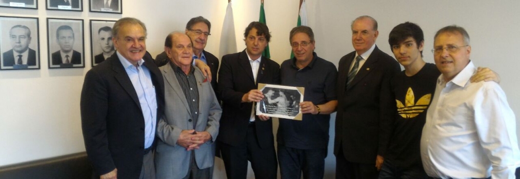 Deputado Anibelli Neto doa quadro ao Coritiba Foot Ball Club