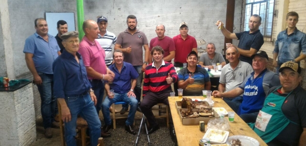  Deputado Anibelli Neto encontra com amigos na festa de São Sebastião em Honório Serpa.