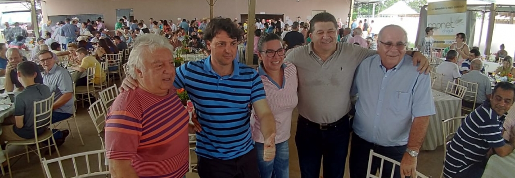 Anibelli Neto encontra amigos em Leilão de Gado em Paranavaí.