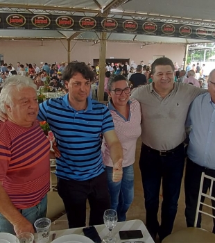 Anibelli Neto encontra amigos em Leilão de Gado em Paranavaí.