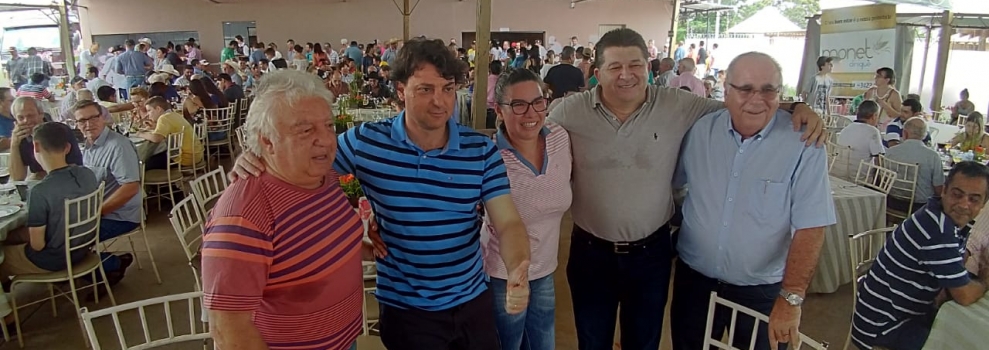 Anibelli Neto encontra amigos em Leilão de Gado em Paranavaí.