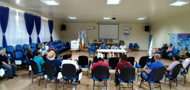 Anibelli Neto participa de um debate na sede da APP sindicado em Pato Branco.