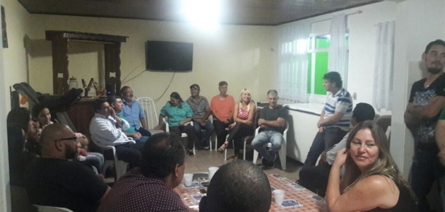 Anibelli em conversa com amigos em Pinhais.