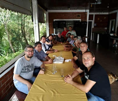 Anibelli Neto com amigos em Mangueirinha.