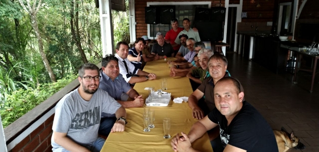 Anibelli Neto com amigos em Mangueirinha.