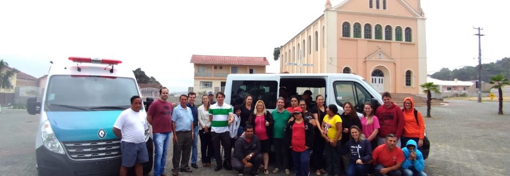 Anibelli Neto faz a entrega de um veículo VAN para APAE de Agudos do Sul.