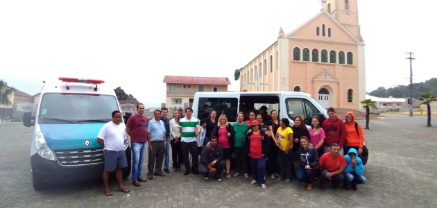 Anibelli Neto faz a entrega de um veículo VAN para APAE de Agudos do Sul.