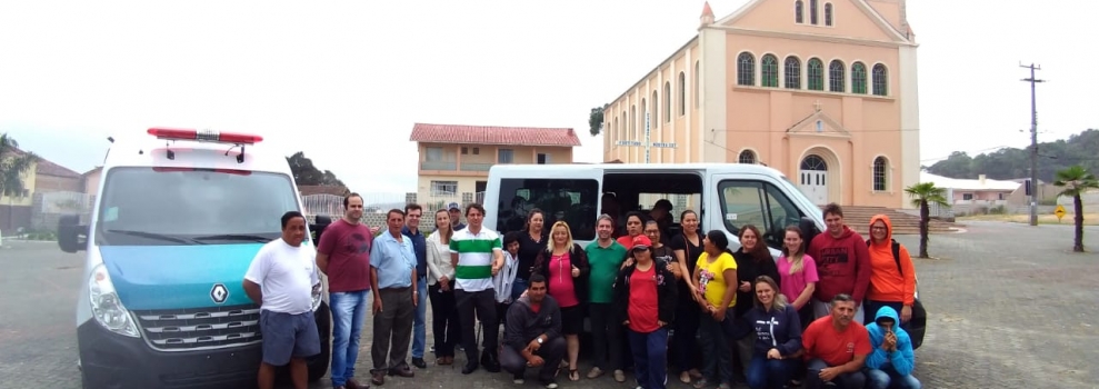 Anibelli Neto faz a entrega de um veículo VAN para APAE de Agudos do Sul.