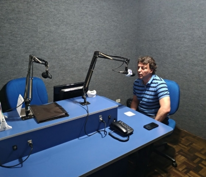 Anibelli Neto vista à Rádio Difusora em São Mateus do Sul.