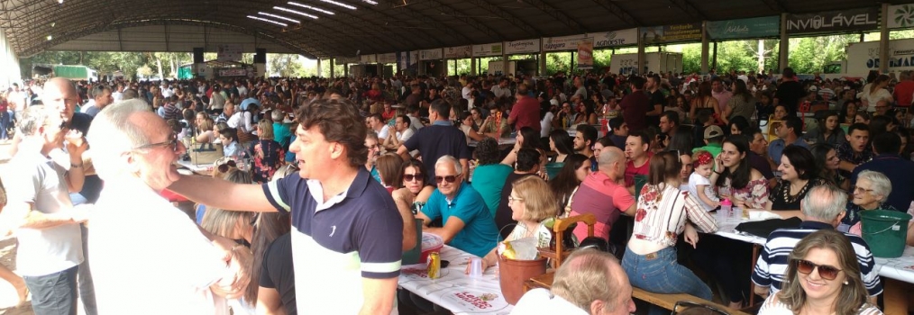 Anibelli Neto prestigia a 15º Festa do Leitão Maturado de Itapejara D’ Oeste.