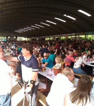 Anibelli Neto prestigia a 15º Festa do Leitão Maturado de Itapejara D’ Oeste.