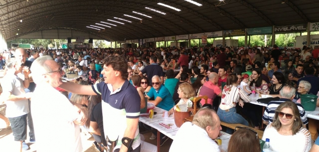 Anibelli Neto prestigia a 15º Festa do Leitão Maturado de Itapejara D’ Oeste.