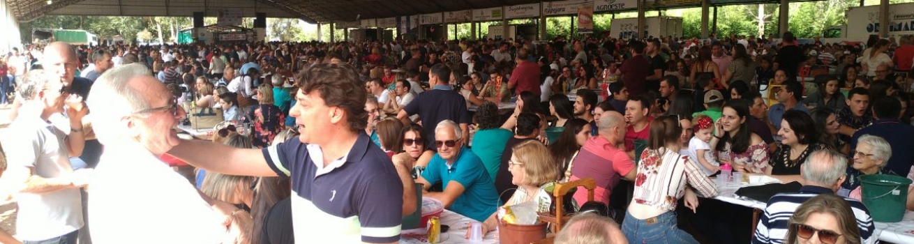 Anibelli Neto prestigia a 15º Festa do Leitão Maturado de Itapejara D’ Oeste.