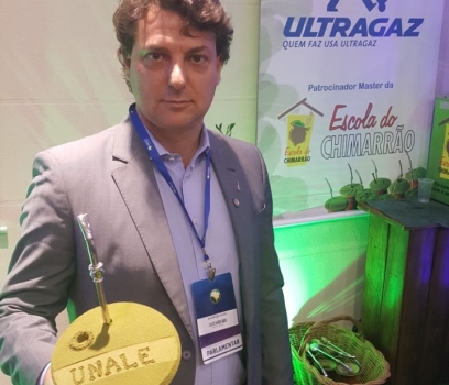 Anibelli Neto tomando um MATE no Congresso da Unale.