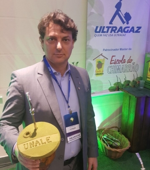 Anibelli Neto tomando um MATE no Congresso da Unale.