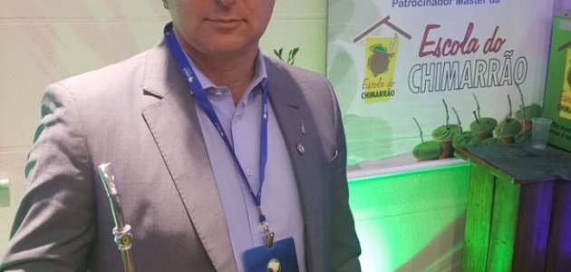 Anibelli Neto tomando um MATE no Congresso da Unale.