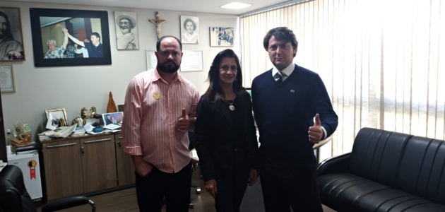 Deputado Anibelli Neto recebe o Convite para 9ª Festa da Leitoa Grelhada Dupla Face no Município de Floresta.