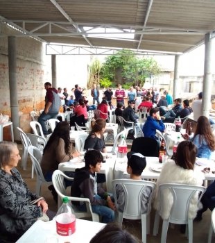 Anibelli Neto passa o dia com amigos em Quitandinha