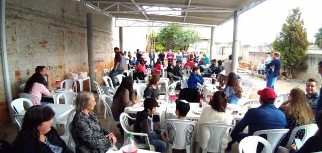 Anibelli Neto passa o dia com amigos em Quitandinha